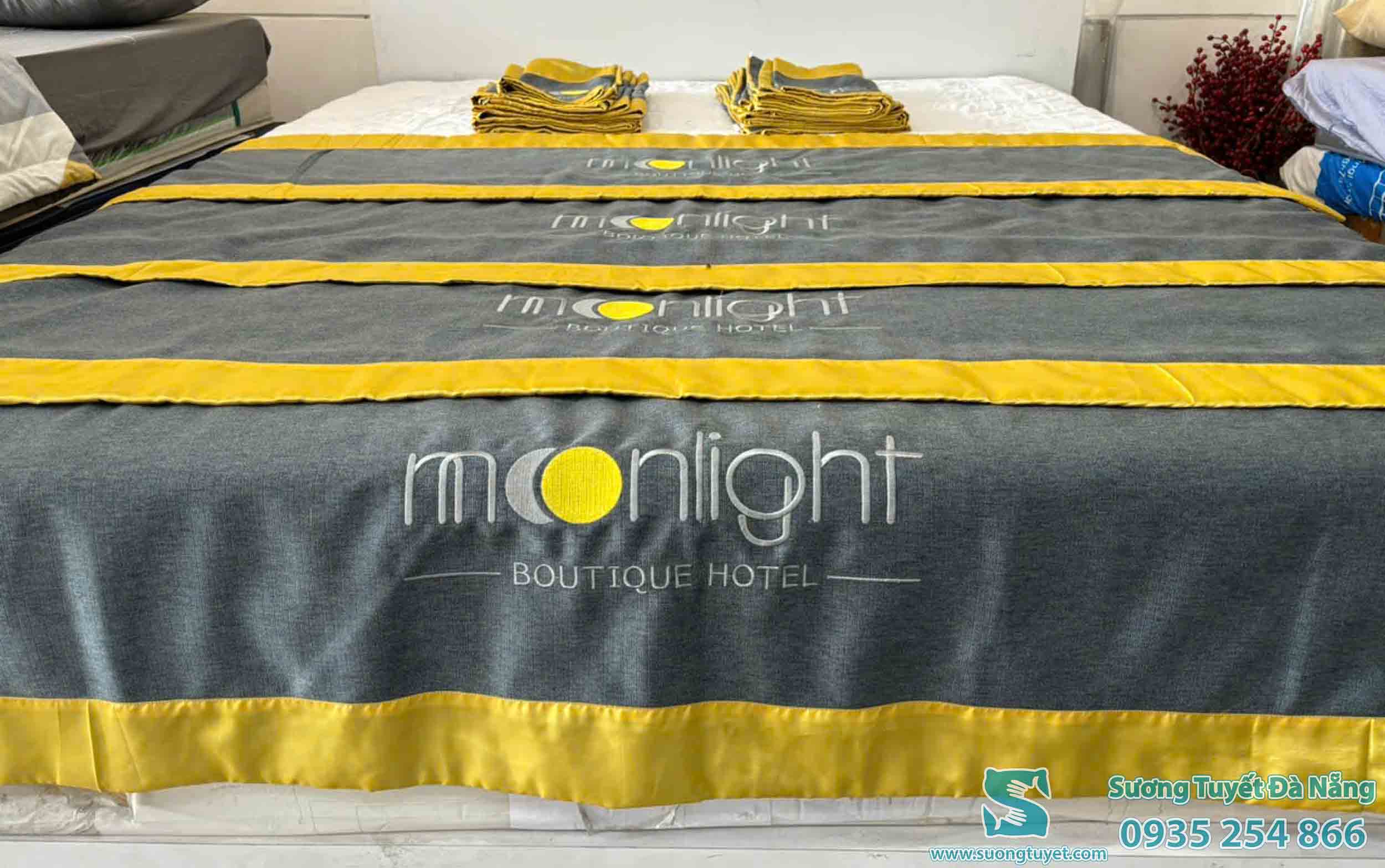 Logo Moon Light với biểu tượng trăng - trời được khắc họa nổi bật.