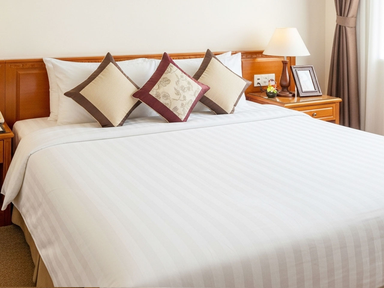 Chăn ga khách sạn thường chỉ có màu trắng đơn điệu.