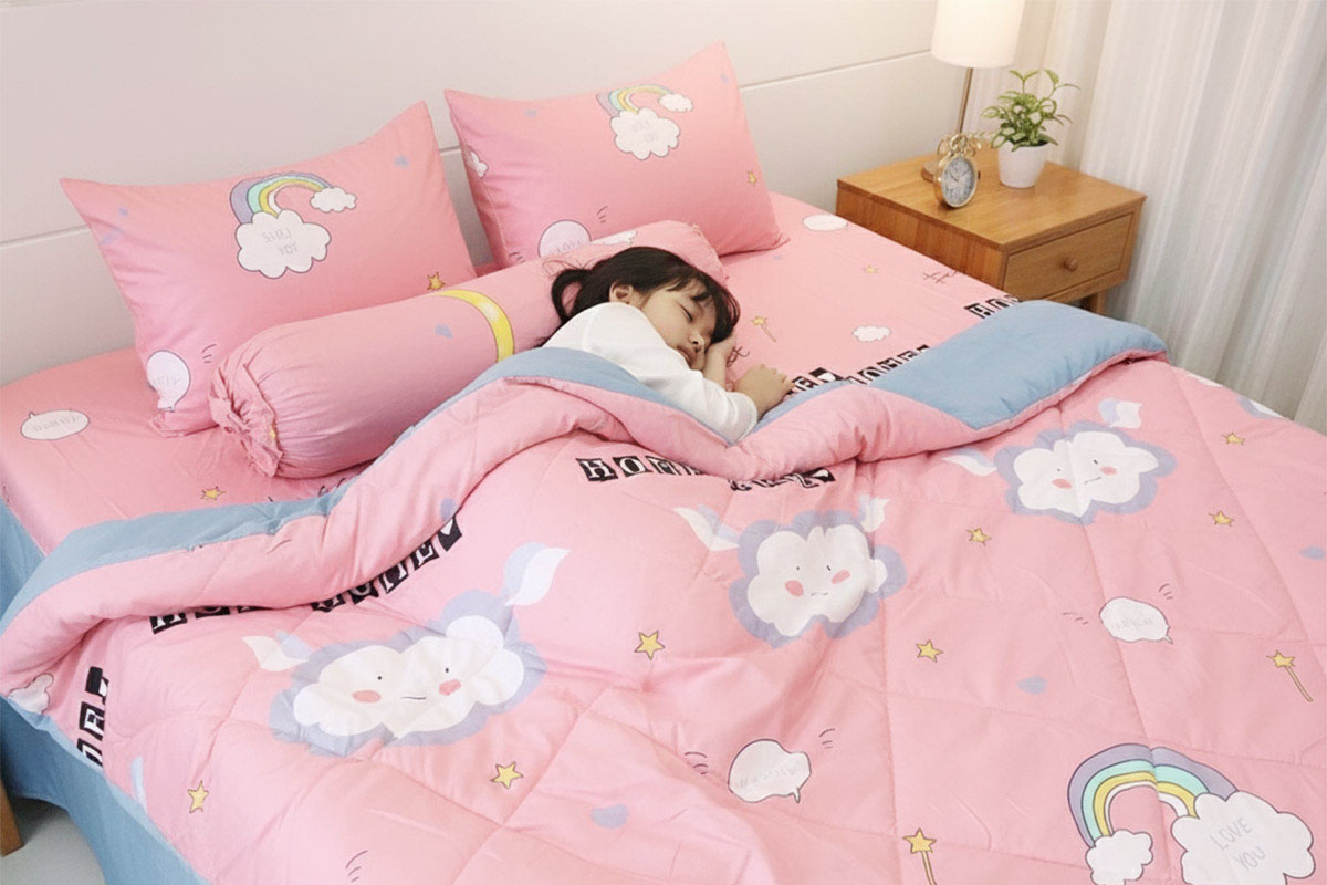 Chăn ga poly rẻ nhưng nóng, vải nhám, có độ cứng.