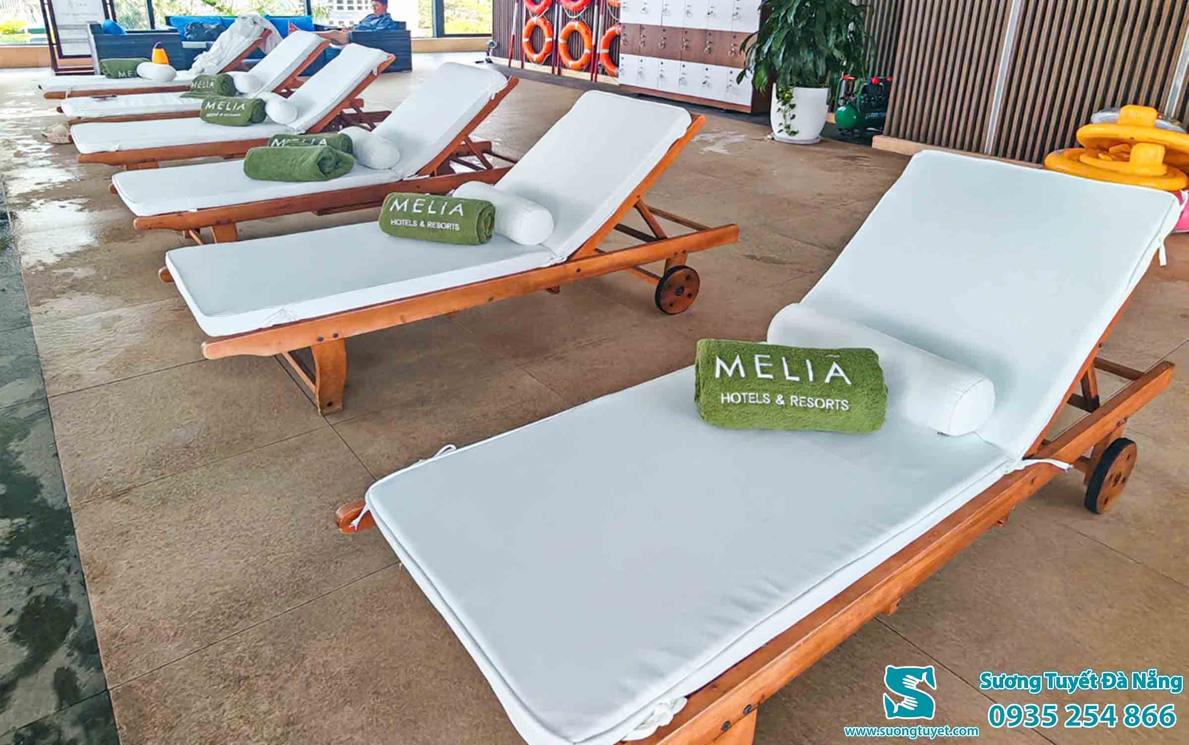 Nệm ghế hồ bơi cung cấp cho Meliã Hotels mang màu trắng tinh tươm sang trọng.