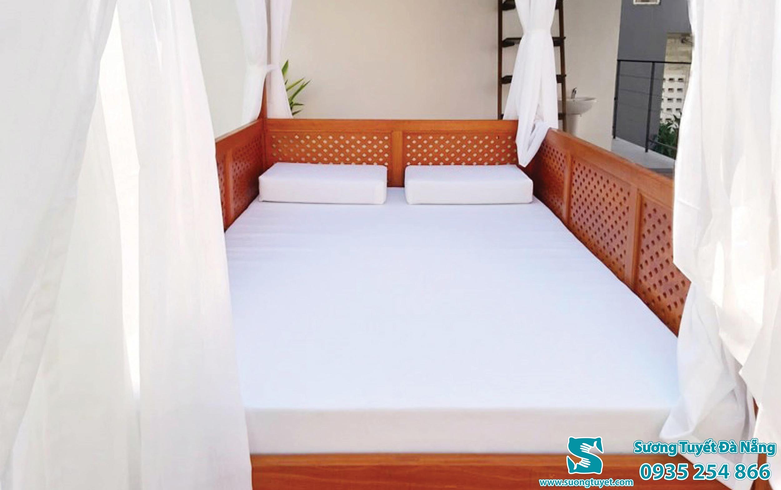 Nệm ghế hồ bơi Babylon Garden làm bằng vải chống thấm.
