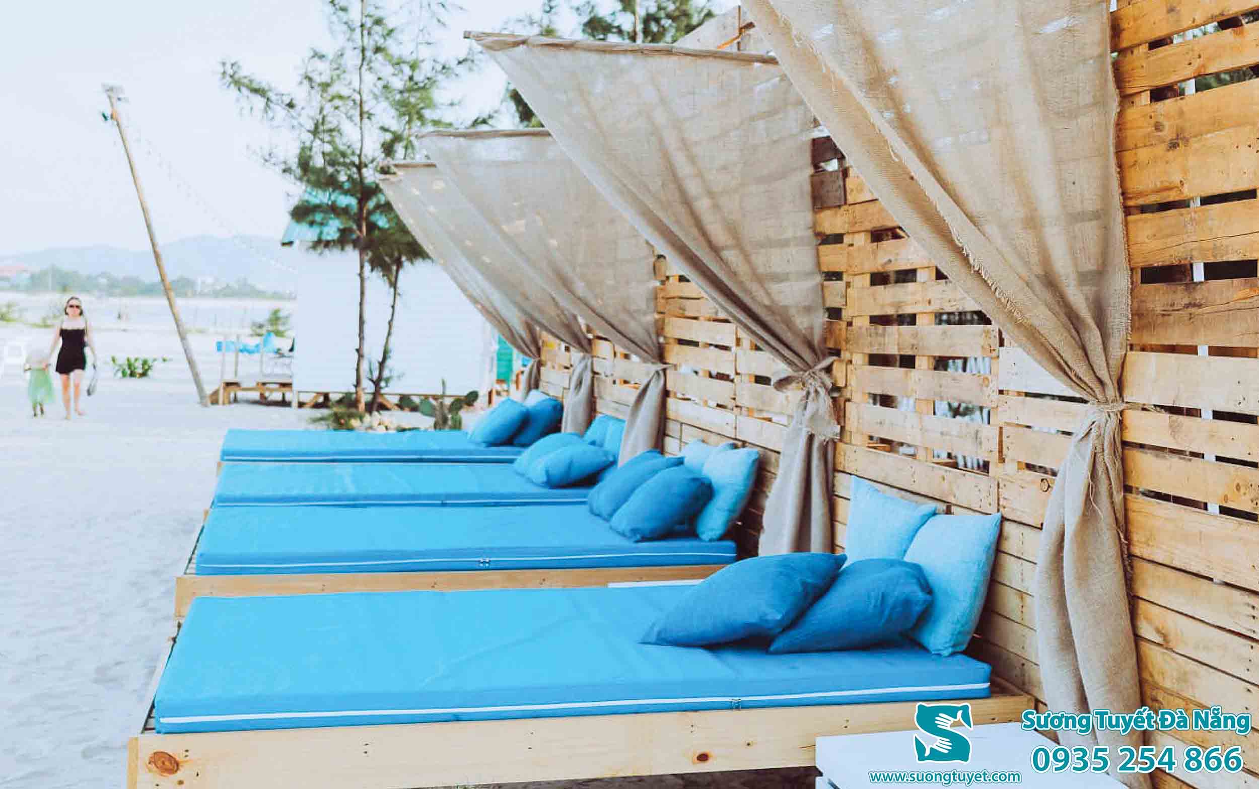  New Post Camp nổi bật với nệm ghế bãi biển màu xanh da trời.