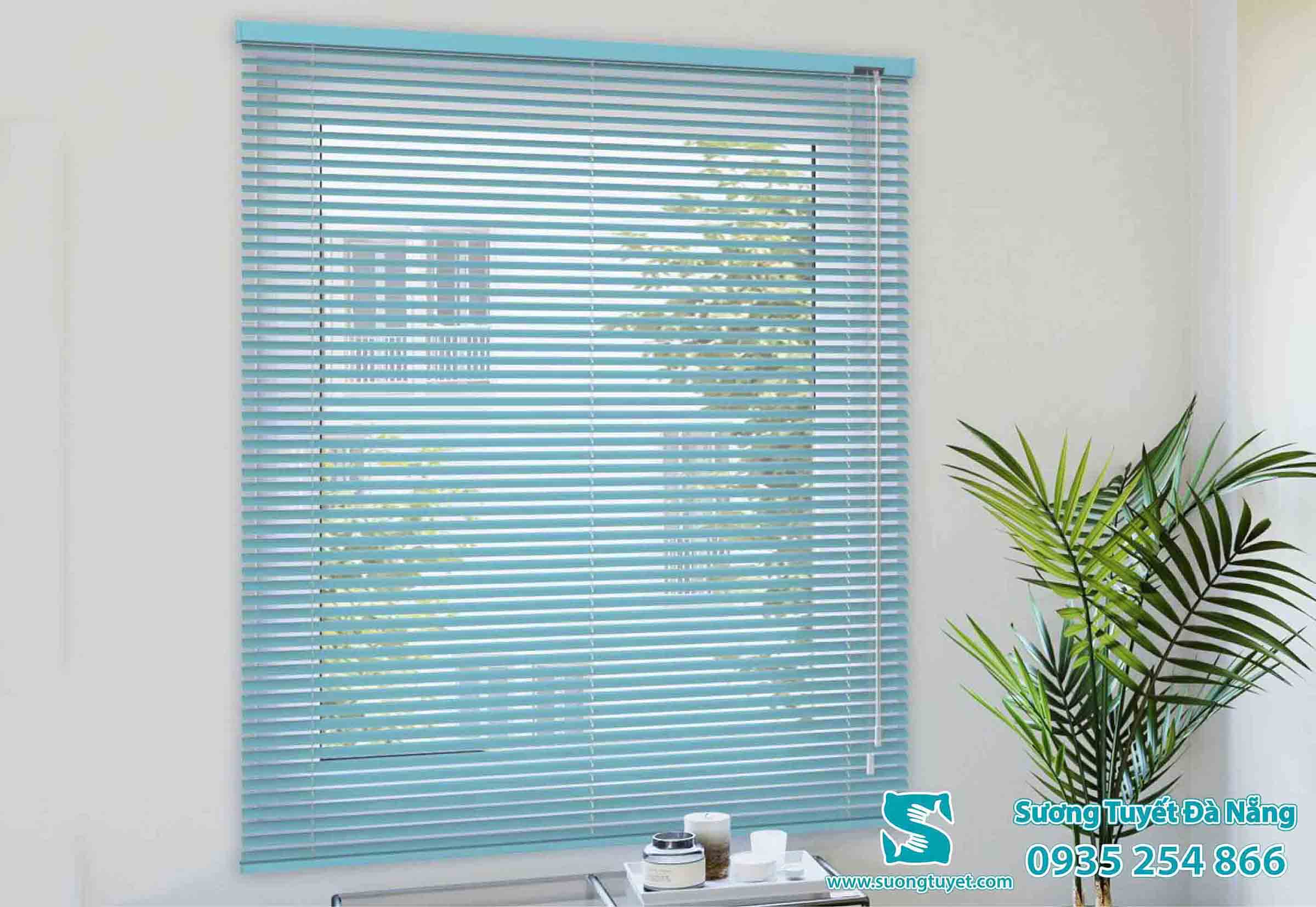 Rèm gỗ và nhôm dễ xoay lật để hiệu chỉnh ánh sáng.