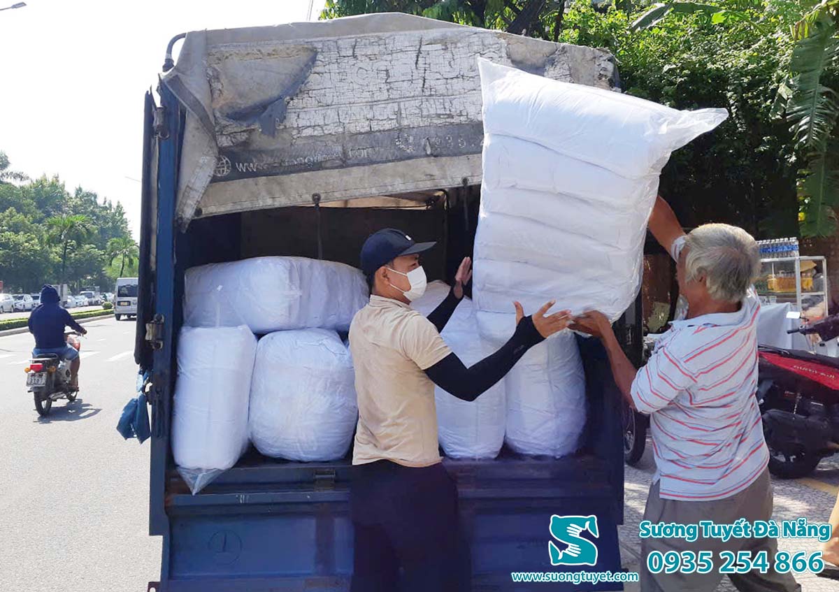 Sương Tuyết sản xuất gối trực tiếp tại xưởng.