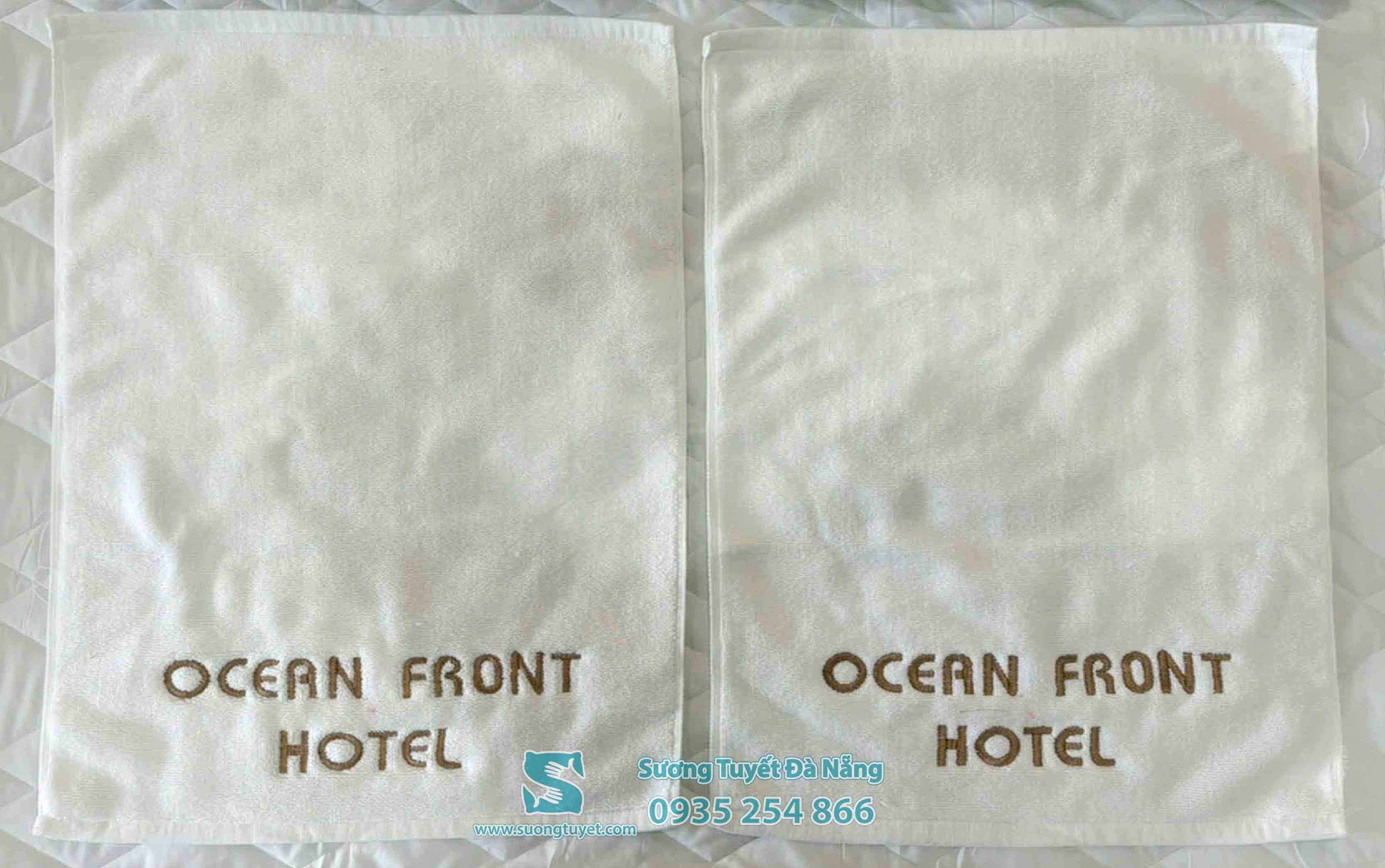 Ocean Front hotel lựa chọn thêu màu xám ghi nhã nhặn.