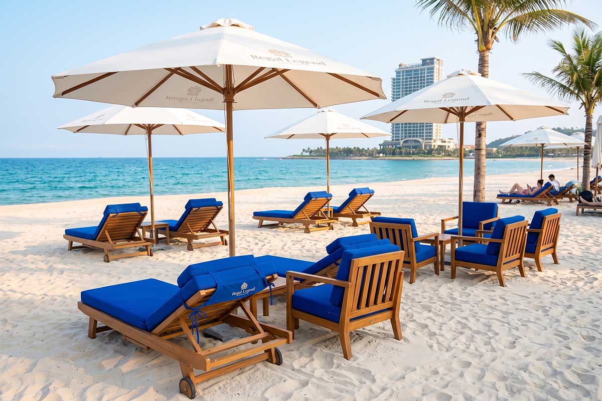 Đệm ghế xanh dương hài hòa cùng màu của biển cả đẹp mắt.