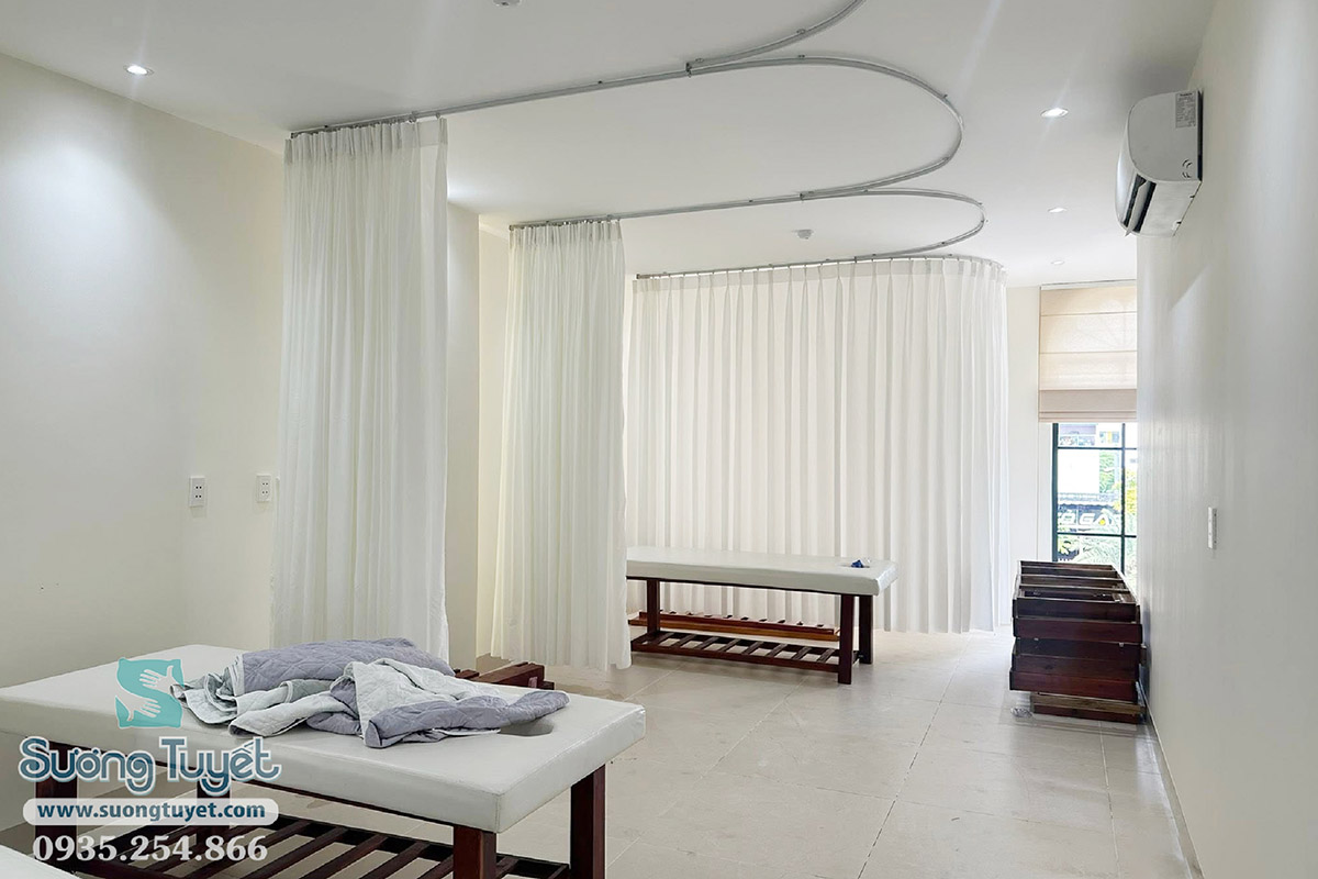 Rèm vải trắng xếp ly đổ sóng tại spa