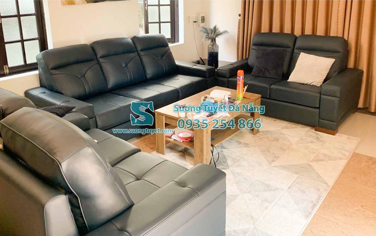 Một bộ sofa gần nhất là Sương Tuyết vừa bọc xong cho khách,