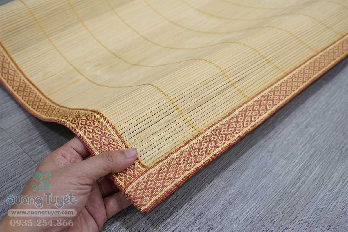 4 cạnh chiếu Tây Bắc được bo viền vải rất chắc chắn để tránh bục xổ.
