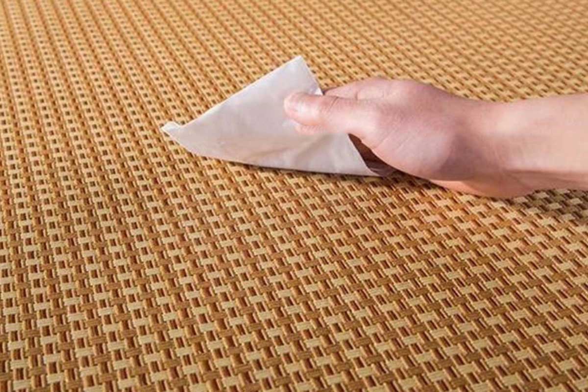 Dễ dàng vệ sinh chiếu hàng ngày bằng khăn ẩm, giúp bề mặt luôn sạch sẽ và mát lạnh.