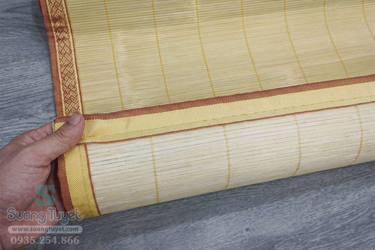 Từng sợi tre mảnh mai được vót tỉ mỉ làm nên thương hiệu cho chiếu Tây Bắc.