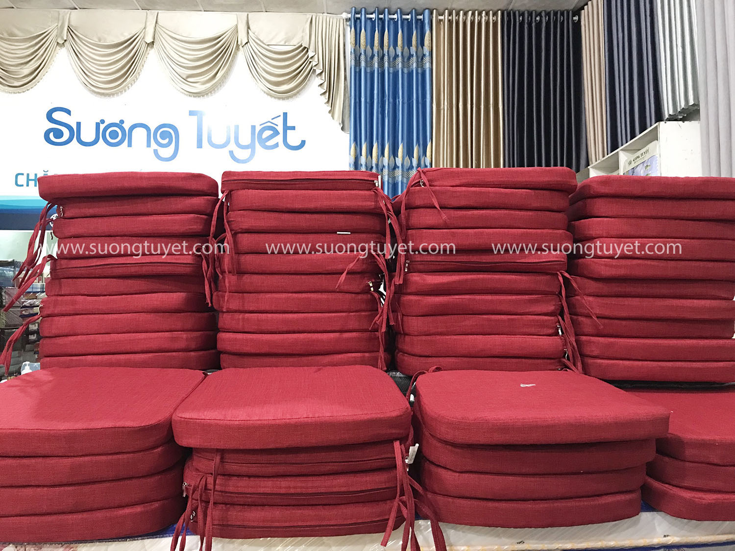 Những bộ nệm lót ghế vải bố màu đỏ cực kỳ sang trọng cho nhà hàng.