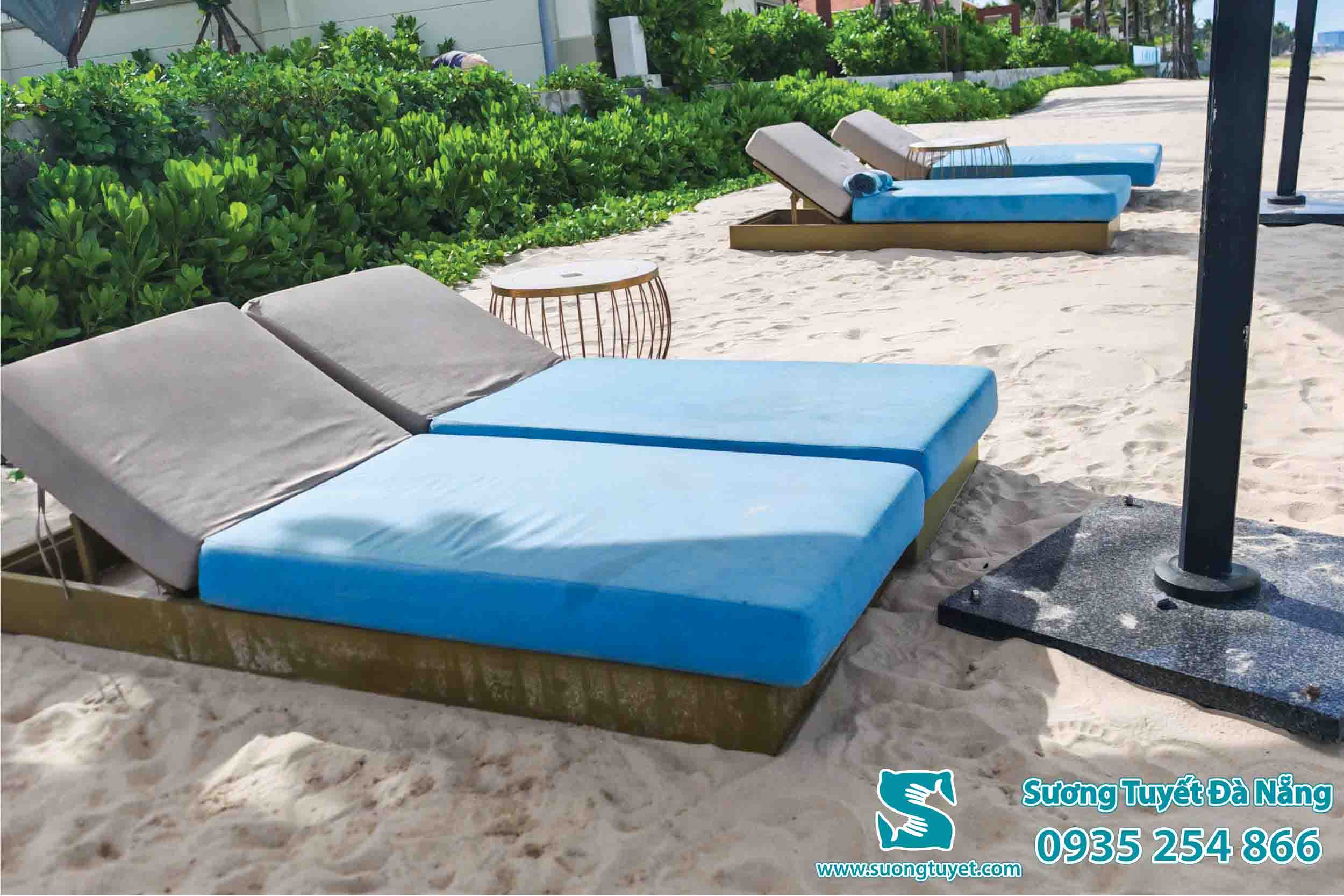 Nệm ghế bãi biển màu xanh, hài hòa thiên nhiên.