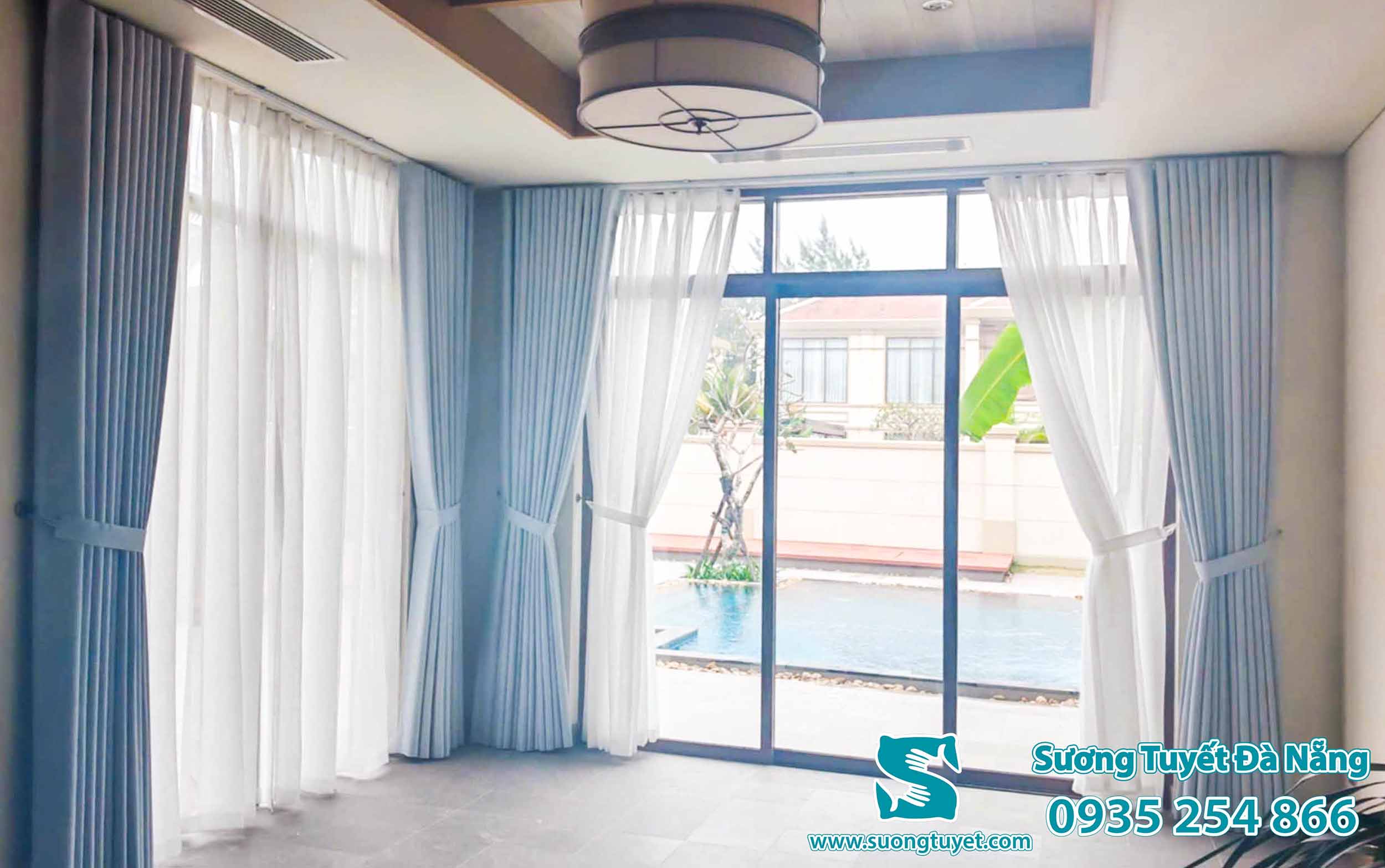 Hình thức lắp âm trần với thanh định vị sát méo tiết kiệm không gian.