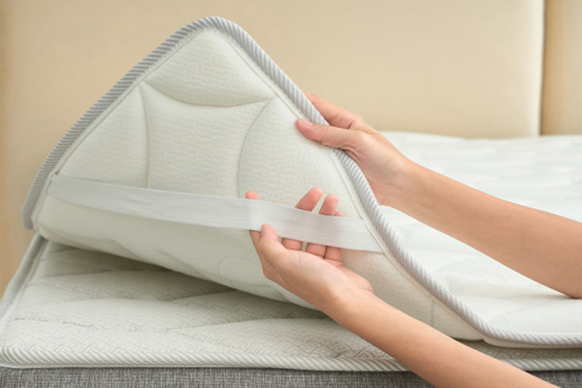 Bốn góc topper được tạo dây chun cố định nệm không xê dịch.