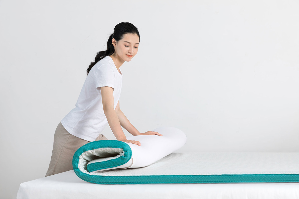 Cuộn topper lại xếp cất khi không có nhu cầu dùng.