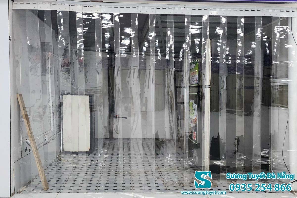 Rèm ngăn lạnh PVC được tạo nên từ các lá nhựa dẻo xếp đè lên nhau.