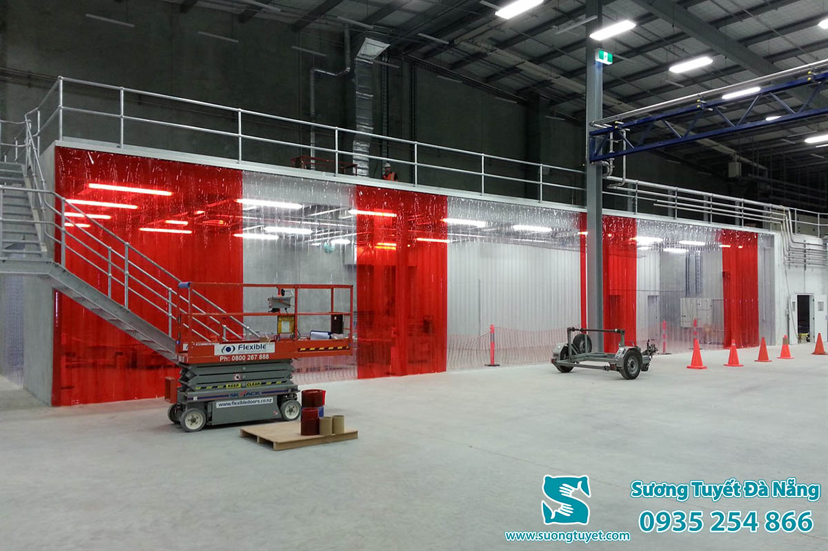 Màn ngăn lạnh nhựa PVC đa số được lắp ở phân xưởng, nhà kho, cửa hàng.