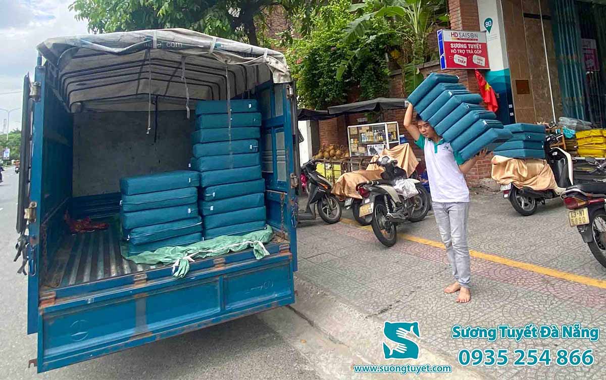 Một đơn hàng nệm ghế nhà hàng đẹp mắt màu xanh ngọc.