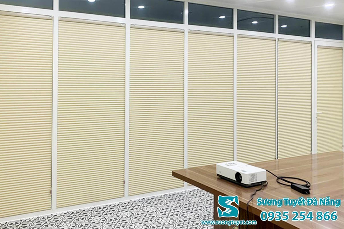 Rất nhiều văn phòng đã sử dụng vách tổ ong để ngăn tạo nhiều không gian điều hòa.