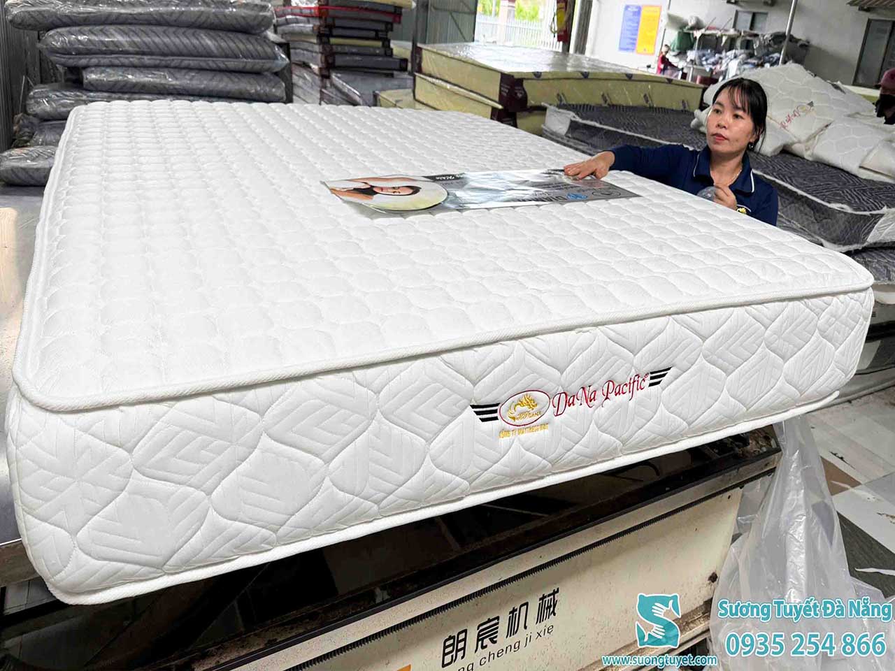 Đệm lò xo khách sạn Dana Pacific được thiết kế sang trọng.