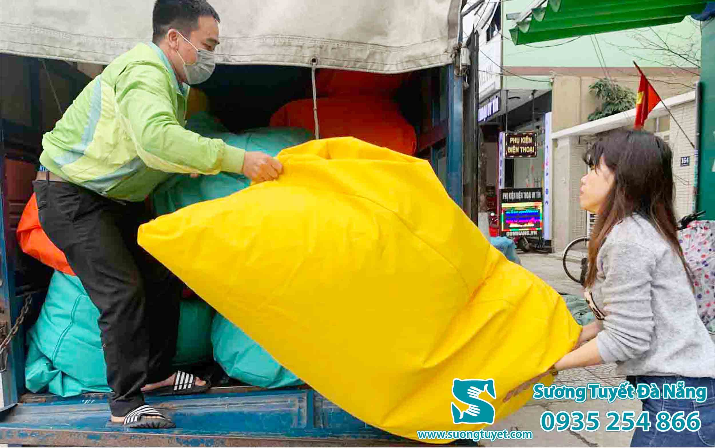 Giao ghế lười cho khách hàng Chợ cá gỗ Mân Thái - Đà Nẵng