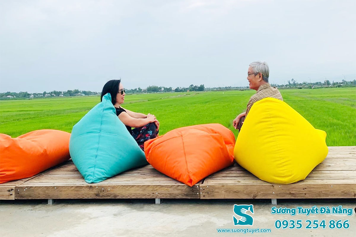 Một góc ghế lười view cánh đồng vô cùng xinh đẹp.