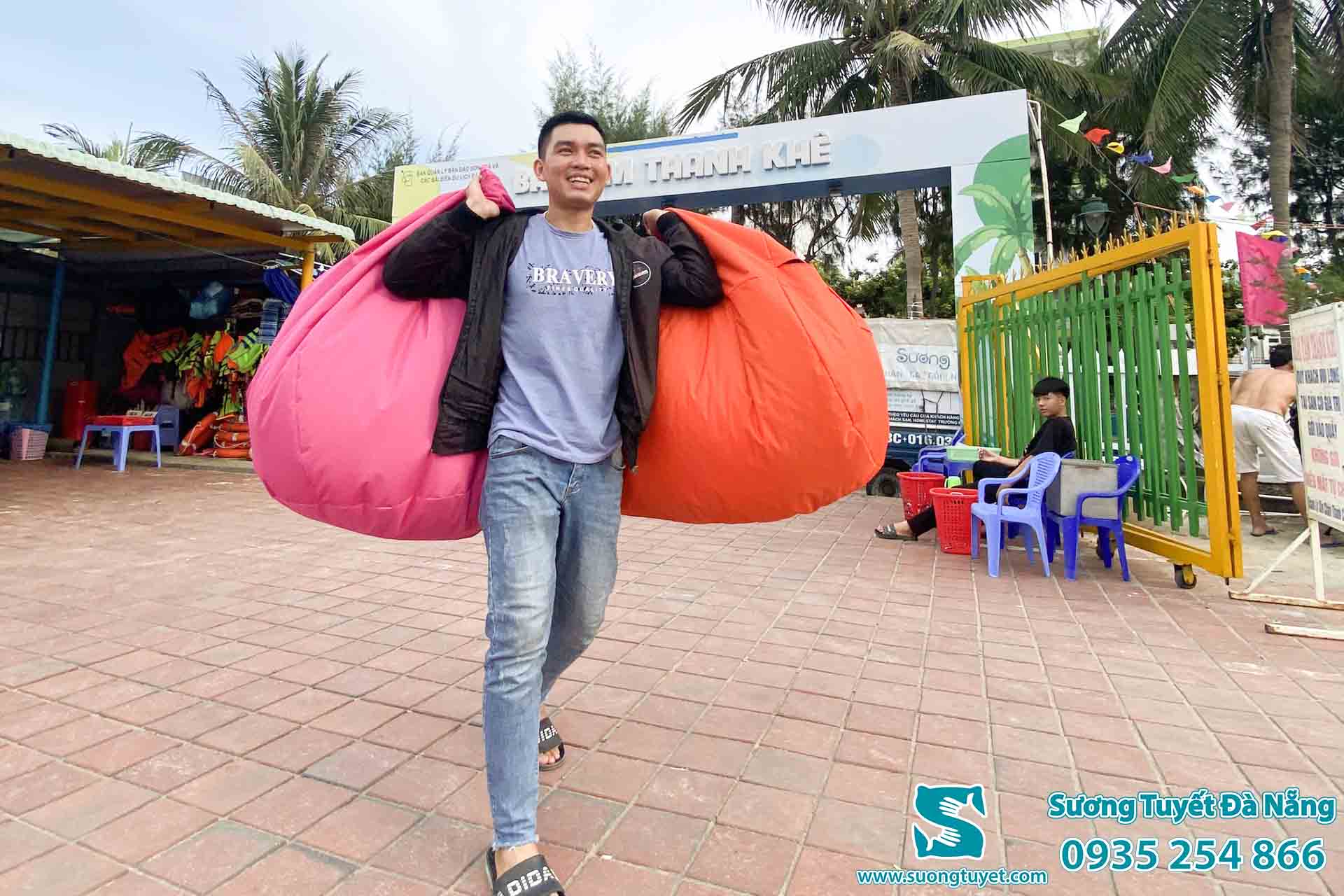 Mỗi chiếc ghế lười chỉ nặng khoảng 3kg, rất dễ vận chuyển.
