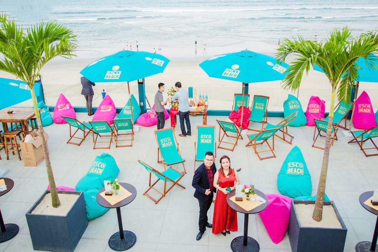 Nhà hàng Esco Beach bar Đà Nẵng với ghế lười thư giãn.