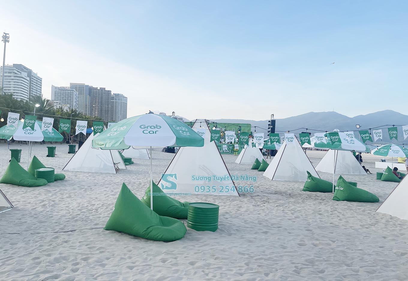 Team buiding của Grab car với ghế lười màu xanh thương hiệu.
