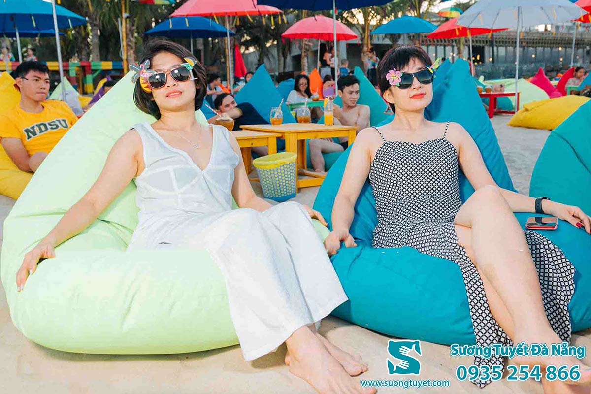 Ghế lười bãi biển tạo ra không gian sinh động.