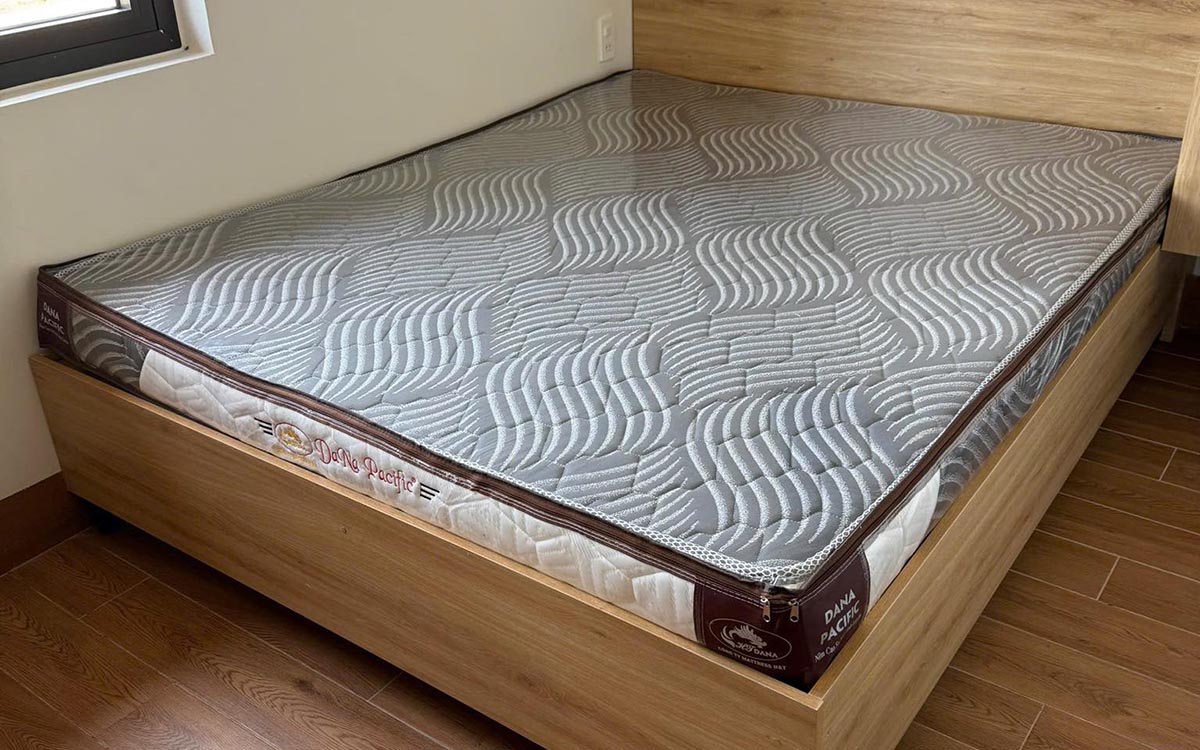 Thiết kế toàn nệm được chần viền nên chắc chắn hơn cao su non rất nhiều.