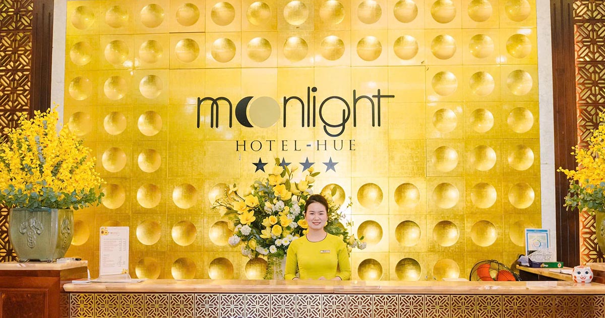 Rực Rỡ Sắc Vàng Với Tấm Trang Trí Sương Tuyết Tại Moonlight Hotel