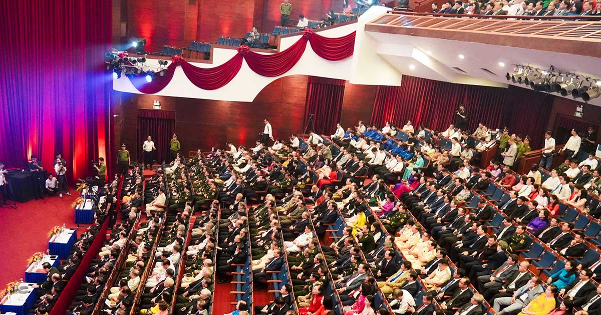 Sương Tuyết Và Đơn Hàng Hỏa Tốc -  Lắp Rèm Nhà Hát Trưng Vương