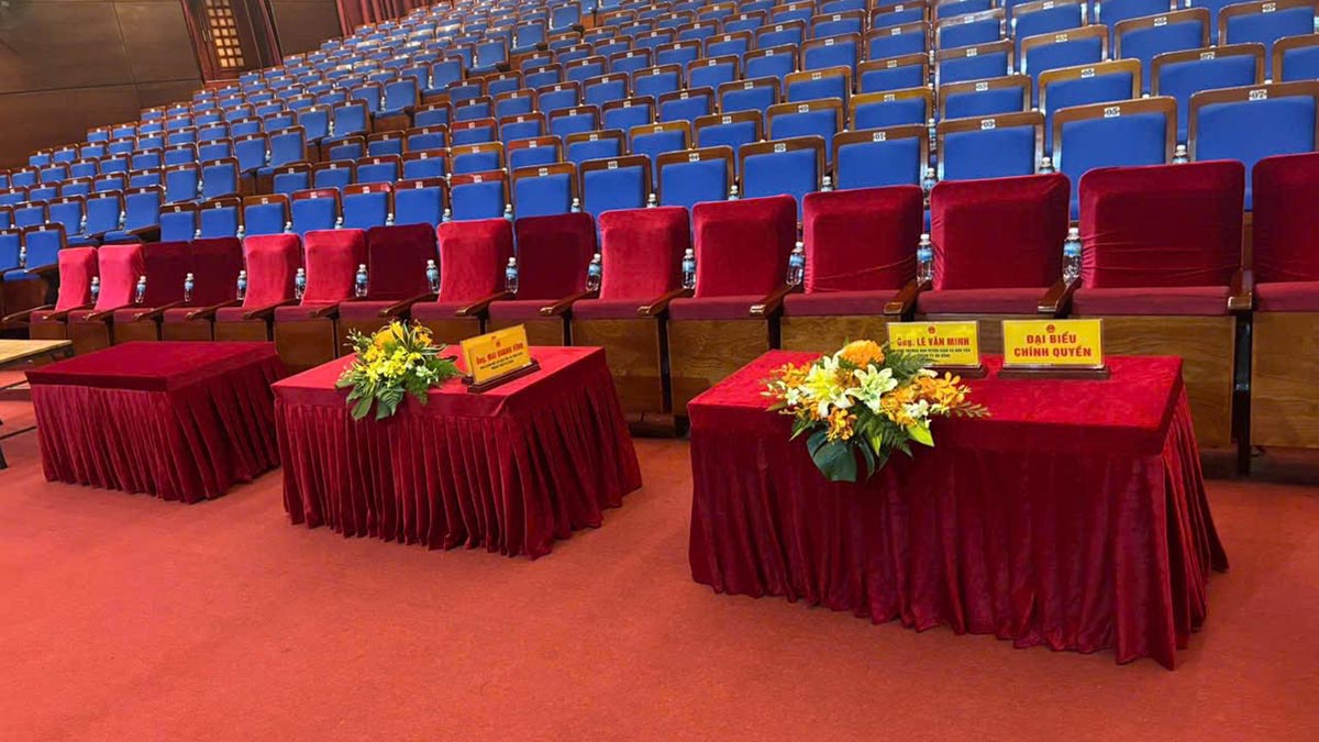 Sương Tuyết Cung Cấp Khăn Bàn Nhung Đỏ Tại Nhà Hát Trưng Vương