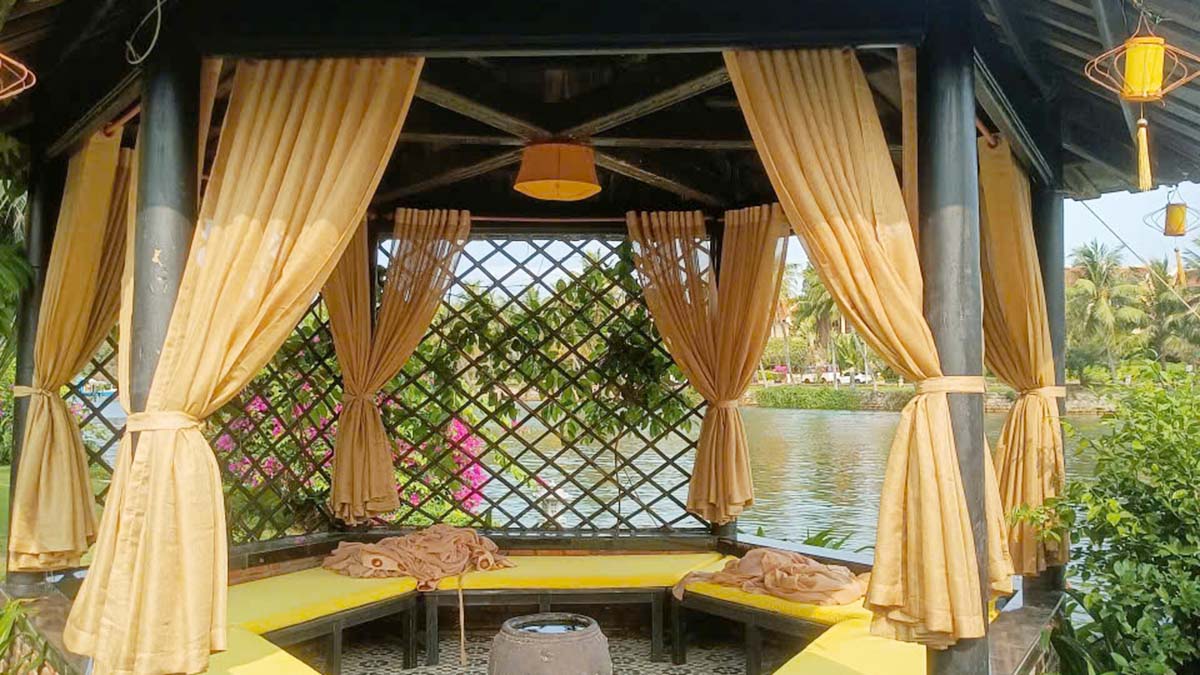 Sương Tuyết Cung Cấp Rèm Chòi Vàng Đồng Và Nệm Hồ Bơi Chống Thấm Tại Koi Resort Hội An