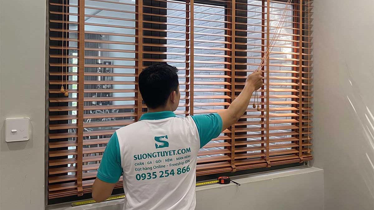 Sương Tuyết Mở Bát Tháng 8 Cùng Rèm Nhựa Giả Gỗ PSW Tông Đỏ Sang Trọng