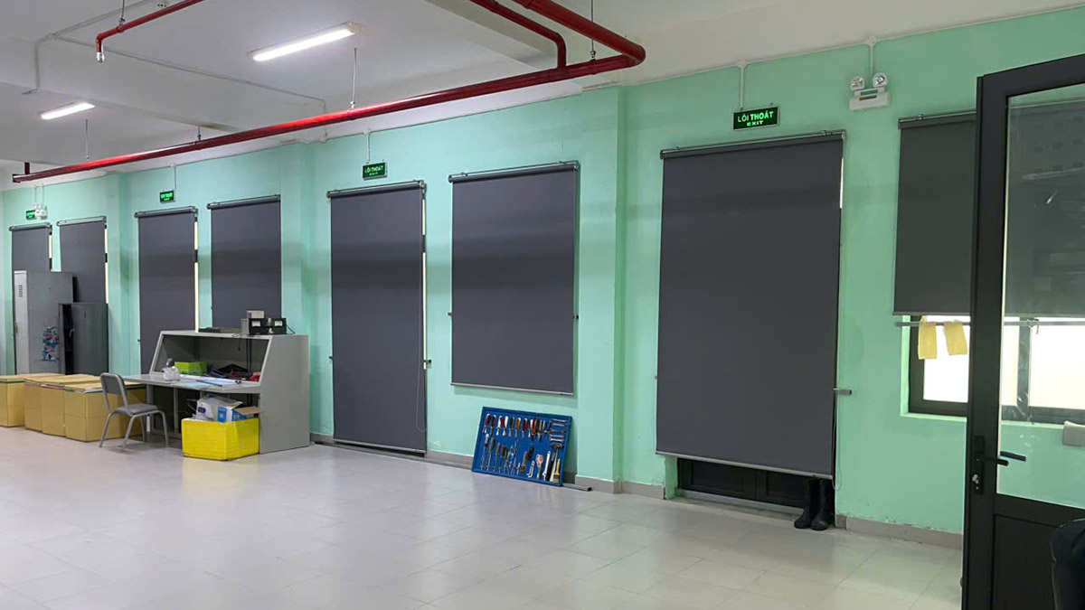 Thi Công 16 Bộ Rèm Cuốn Chống Nắng Trạm Phát Sóng Khu Vực Trung Bộ